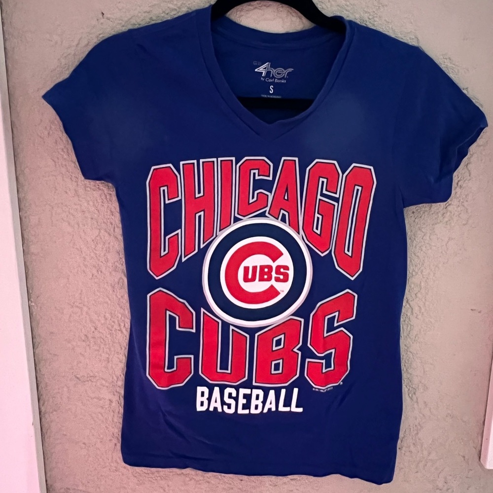 ❣️2/$25❣️ Chicago Cubs Baseball women’s v-neck T-shirt | SMALL